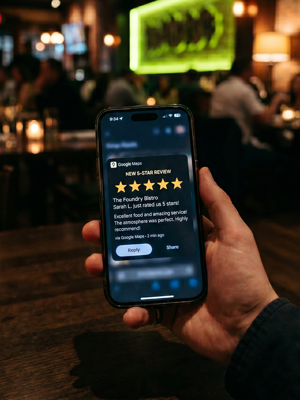 Avis Google 5 étoiles sur smartphone dans un restaurant