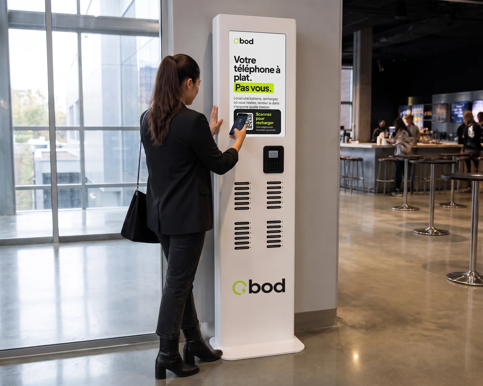 Une cliente scanne avec son téléphone le QR code affiché sur une borne BOD