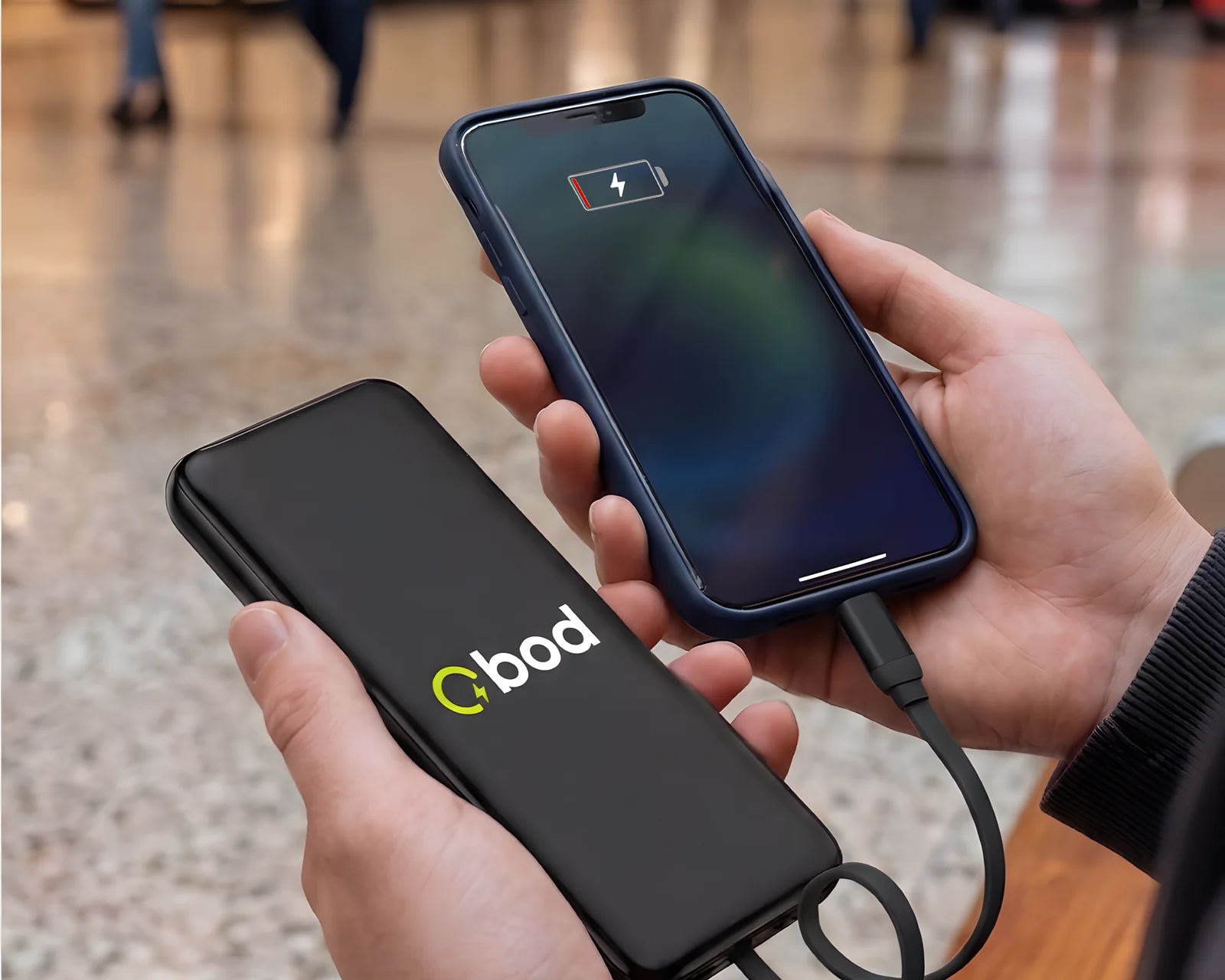 Un téléphone en charge, branché sur une batterie externe BOD